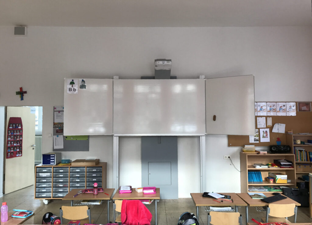 Klassenraum mit Whiteboard und Beamer